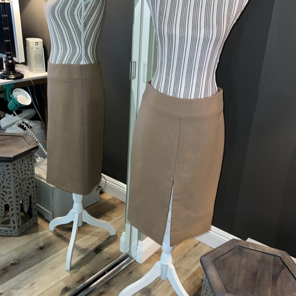 ✋ 🛑 1 hour sale. Dolce & Gabbana, tan pencil skirt, size 42 (US 6) - Picture 2 of 16